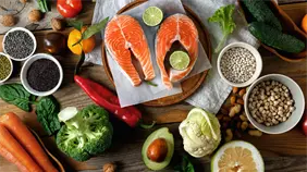 Seguir una dieta saludable a los 45 años puede suponer entre dos y tres años más de vida Seguir una dieta saludable a los 45 años puede suponer entre dos y tres años más de vida