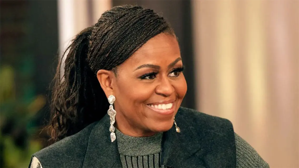 Michelle Obama se hace 10 piercings en una sola sesi&oacute;n y habla de su estilo personal