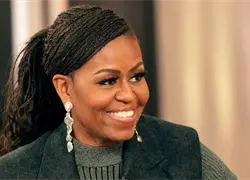Michelle Obama se hace 10 piercings en una sola sesi&oacute;n y habla de su estilo personal