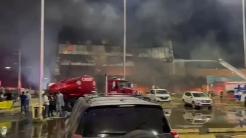 Polic&iacute;a Nacional desmiente reportes de saqueos tras incendio en sucursal de L&R Comercial en Villa Mella