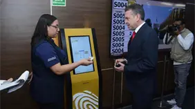 Secretario general del PRSC recibe nueva c&eacute;dula y respalda proceso de la JCE