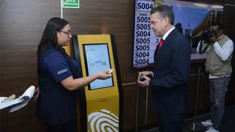 Secretario general del PRSC recibe nueva c&eacute;dula y respalda proceso de la JCE