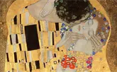 Besarse ante El Beso de Gustav Klimt, una cita de San Valentín que combina amor y arte