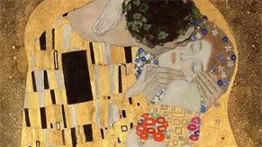 Besarse ante El Beso de Gustav Klimt, una cita de San Valent&iacute;n que combina amor y arte