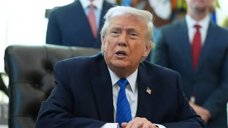 Trump dice que cambio de r&eacute;gimen en Ir&aacute;n ser&iacute;a lo mejor y eleva presi&oacute;n militar