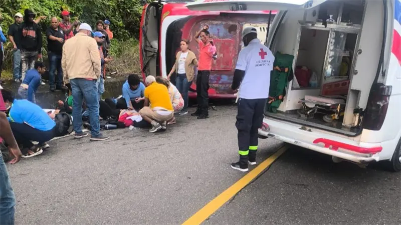 Al menos 14 personas resultan heridas tras volcadura de autob&uacute;s en carretera Casabito-Constanza