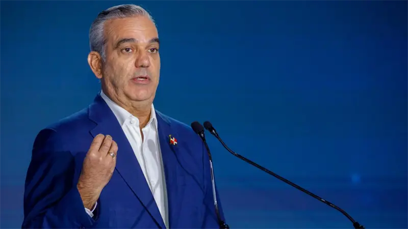 Abinader insta a j&oacute;venes a estudiar carreras relacionadas con las ciencias y los idiomas