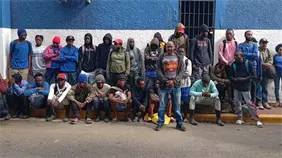 Ej&eacute;rcito detiene camionero que transportaba ocultos a 32 haitianos indocumentados en Santiago