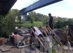 Sin c&eacute;dula, joven vive bajo puente y sin acceso a servicios