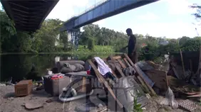 Sin c&eacute;dula, joven vive bajo puente y sin acceso a servicios