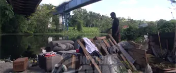 Sin c&eacute;dula, joven vive bajo puente y sin acceso a servicios