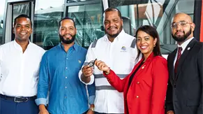 Leasing Avis y Magna entregan flota vehicular valorada en más de US$2 millones a Ovando Tours bajo contrato de Leasing Operativo por cinco años