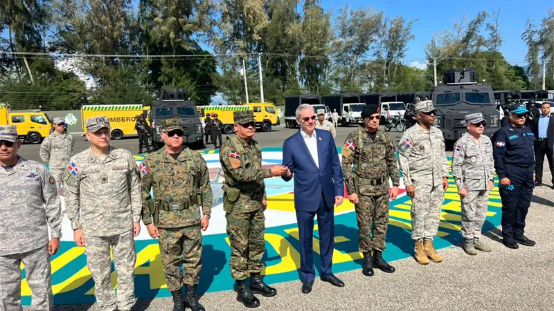 Abinader entrega veh&iacute;culos blindados, dron y armas para reforzar la seguridad nacional