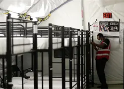 Beb&eacute; de meses, detenido en un centro para migrantes en Texas, fue trasladado a un hospital