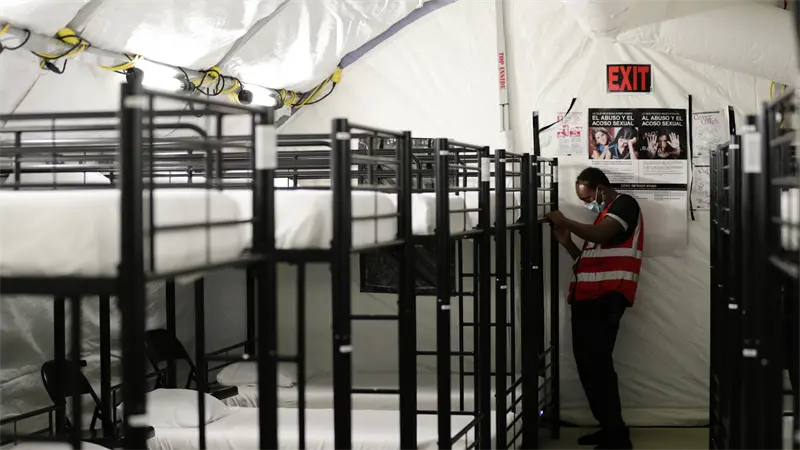 Beb&eacute; de meses, detenido en un centro para migrantes en Texas, fue trasladado a un hospital