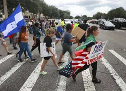 J&oacute;venes luchan contra nuevas leyes que afianzan a Florida como l&iacute;der antimigrantes en EEUU
