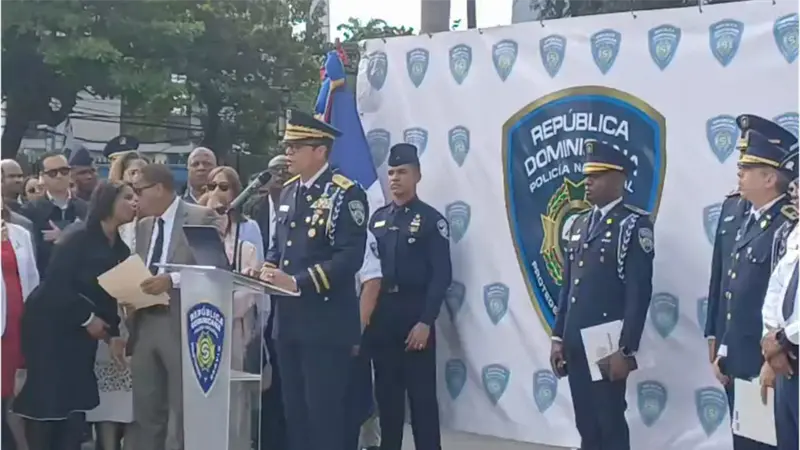 Nuevo director policial a Peralta Guzm&aacute;n: "Comandante, vaya sin miedo; recibo el tim&oacute;n con compromiso"