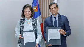 Convenio garantiza un mill&oacute;n de pesos y mayor difusi&oacute;n al premio literario nacional