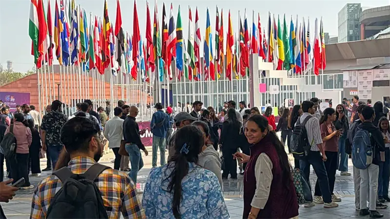 Esc&aacute;ndalo por fraude con rob&oacute;tica china sacude Cumbre de IA en India