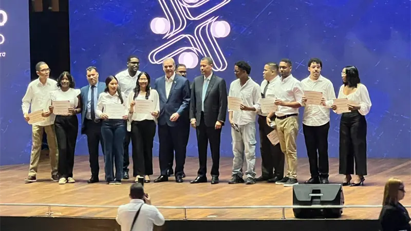M&aacute;s de 4,700 nuevos talentos digitales se grad&uacute;an en acto encabezado por el presidente Abinader