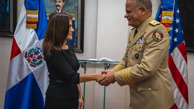 Embajadora de los Estados Unidos realiza visita oficial al ministro de Defensa