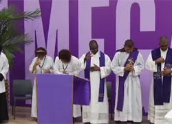 Cat&oacute;licos acuden a iglesias por el mi&eacute;rcoles de cenizas