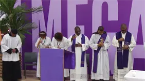 Cat&oacute;licos acuden a iglesias por el mi&eacute;rcoles de cenizas