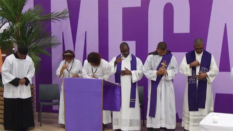 Cat&oacute;licos acuden a iglesias por el mi&eacute;rcoles de cenizas