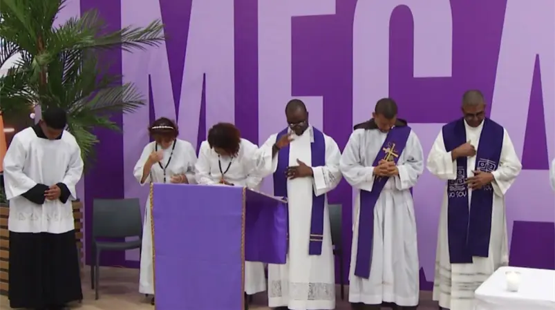 Cat&oacute;licos acuden a iglesias por el mi&eacute;rcoles de cenizas