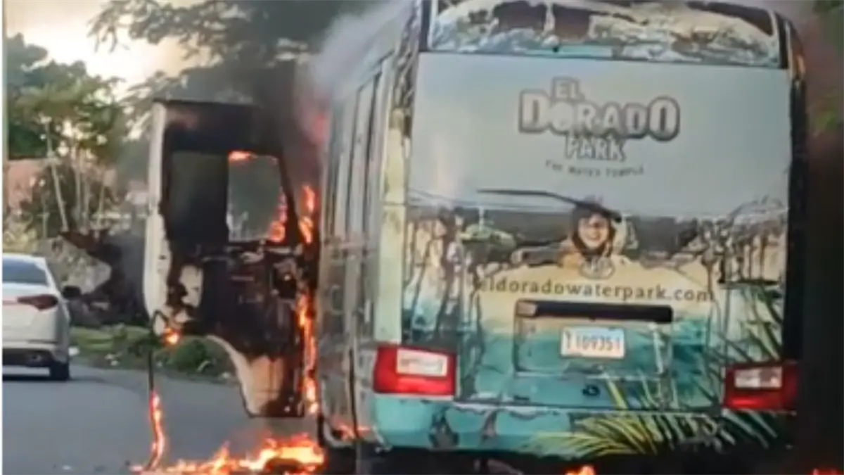 Incendio de autobús deja un herido con quemaduras graves en Bávaro