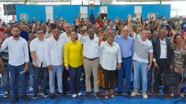 Gobierno entrega certificados de t&iacute;tulos para regularizar terrenos en Santo Domingo Norte