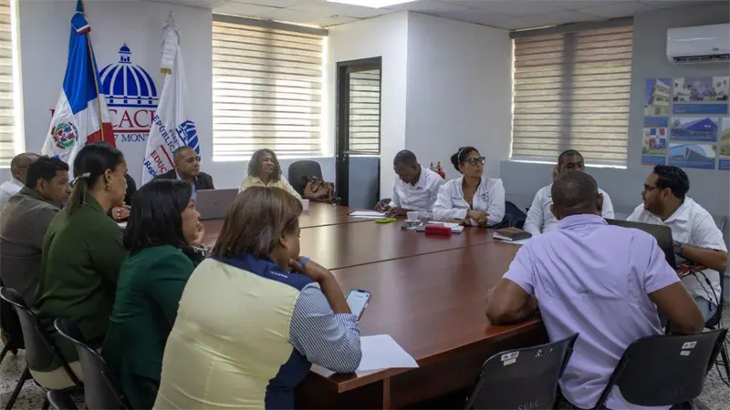 Regional 17 de Educaci&oacute;n realiza reuni&oacute;n con directores y ADP en Monte Plata