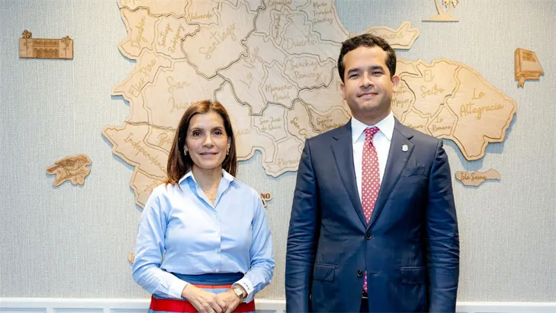 Embajadora de EE.UU visita en su despacho al senador Omar Fern&aacute;ndez