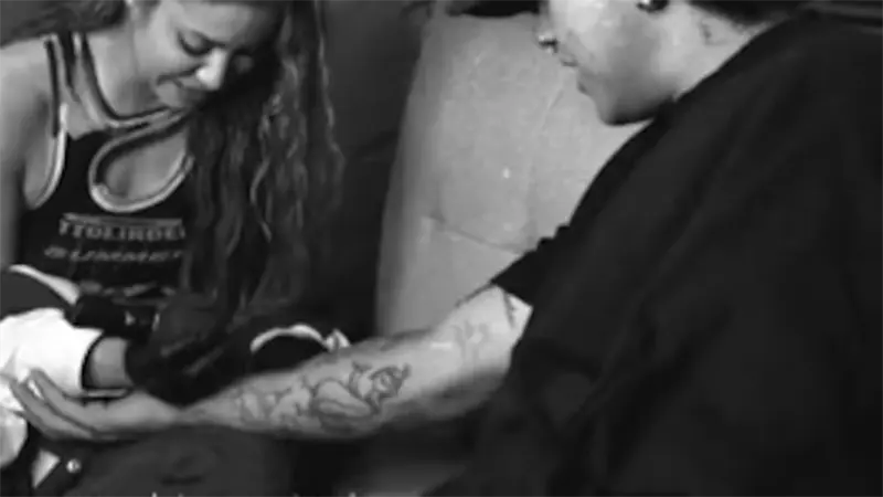 Shakira tat&uacute;a a Be&eacute;le en Barranquilla durante la grabaci&oacute;n de un video musical