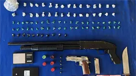 Arrestan hombre con cientos de gramos de drogas y dos armas de fuego