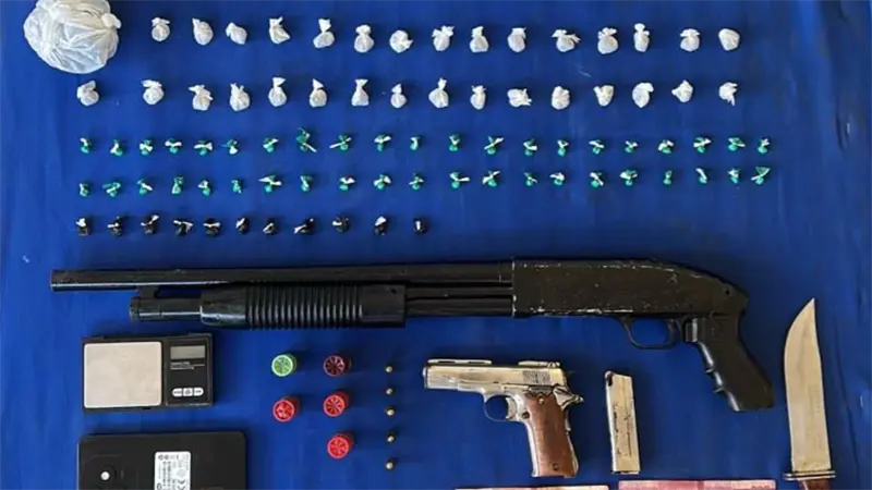 Arrestan hombre con cientos de gramos de drogas y dos armas de fuego