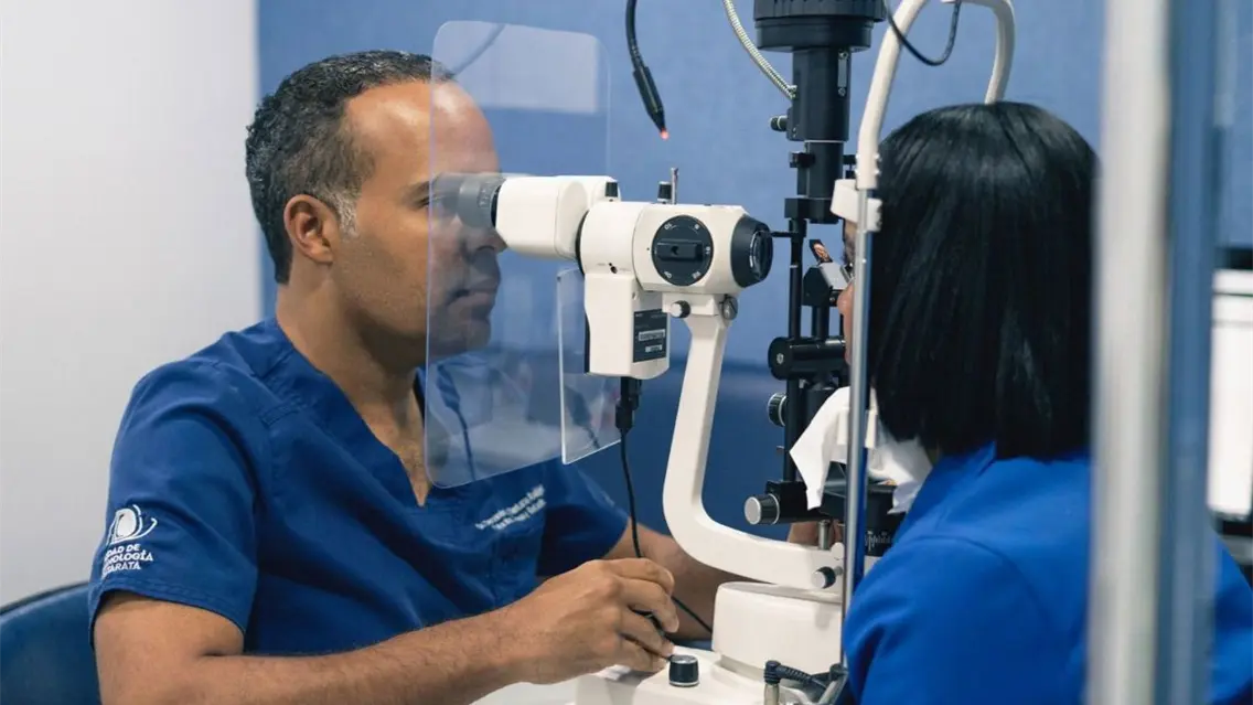 Despu&eacute;s de los 50: el error silencioso que puede costar la visi&oacute;n