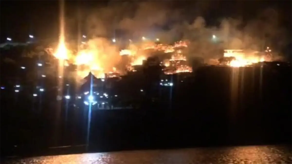 Un voraz incendio destruye un complejo turístico de la ciudad colombiana de Santa Marta