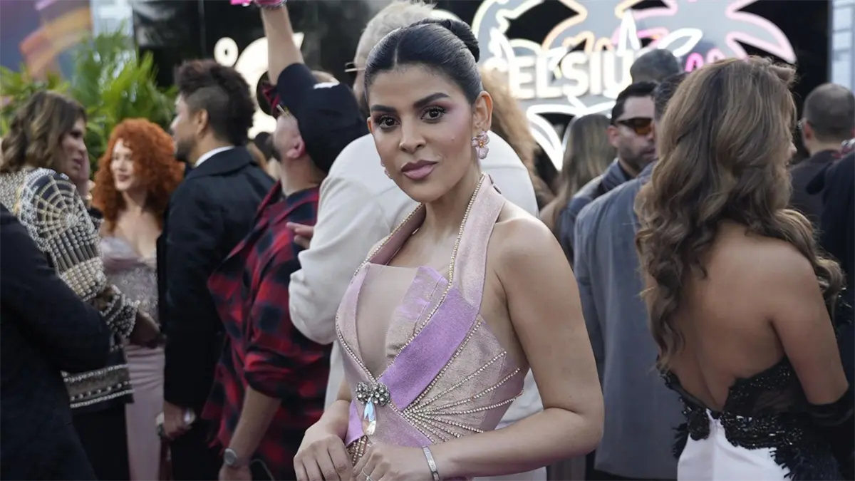 Dra. Tania Medina deslumbra en Premios Lo Nuestro con vestido inspirado en la aurora boreal