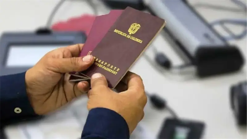 Petro presenta los nuevos pasaportes de Colombia, producidos por la Imprenta Nacional