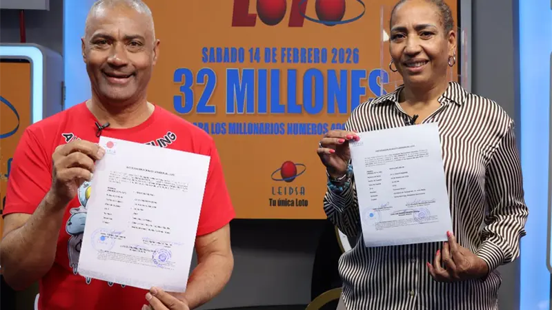 LEIDSA entrega certificados a dos ganadores que se dividieron 32 millones en el Loto