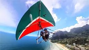 Una turista de EE.UU. y un instructor mueren al caer de un ala delta en una playa de R&iacute;o