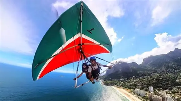 Una turista de EE.UU. y un instructor mueren al caer de un ala delta en una playa de R&iacute;o