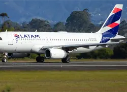 Un avi&oacute;n de Latam aborta despegue en Bogot&aacute; para evitar choque con un helic&oacute;ptero militar