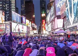 Musulmanes en Nueva York retan fr&iacute;o y lluvia para orar en el c&eacute;ntrico Times Square