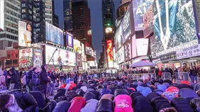 Musulmanes en Nueva York retan fr&iacute;o y lluvia para orar en el c&eacute;ntrico Times Square