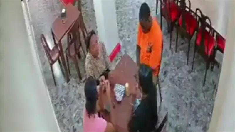 Presuntos delincuentes enga&ntilde;an y roban a dos adolescentes en SFM