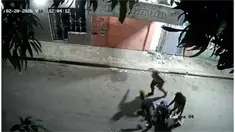 Tres mujeres riegan basura en plena calle y huyen en plena medianoche