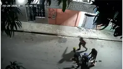 Tres mujeres riegan basura en plena calle y huyen en plena medianoche