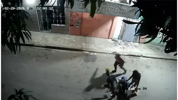 Tres mujeres riegan basura en plena calle y huyen en plena medianoche